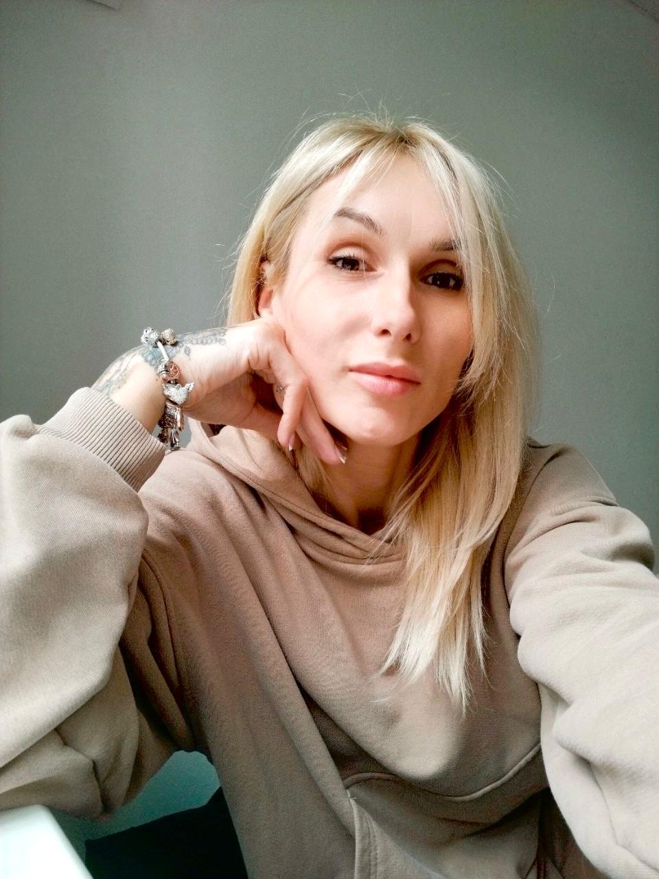 Milly за работой в своей частной тату-студии в Бирре