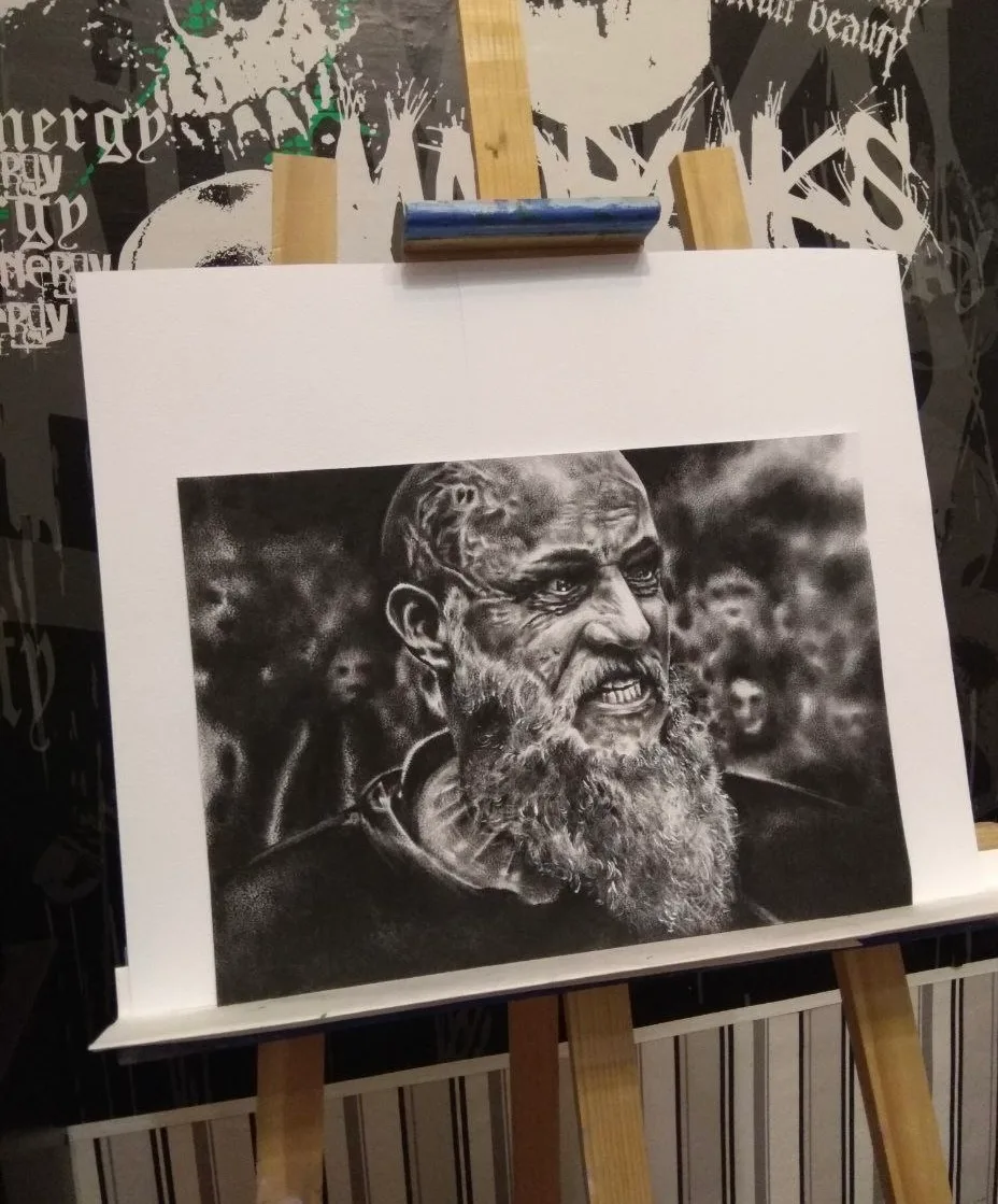 Monochrome oil painting of a tattooed, bearded warrior roaring in front of a blurred crowd.